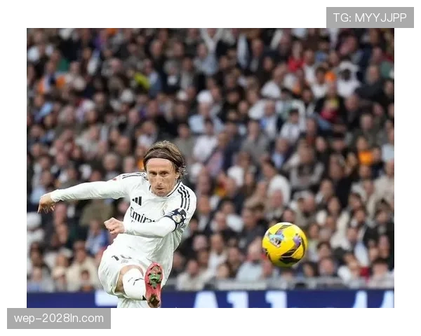 德布劳内与莫德里奇的中场创造力差异如何影响各自的金球奖竞争力？