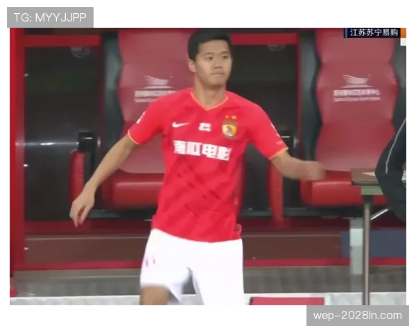 彭帅这张街拍手上的包也太狠了，我的外卖卡都要下跪了
